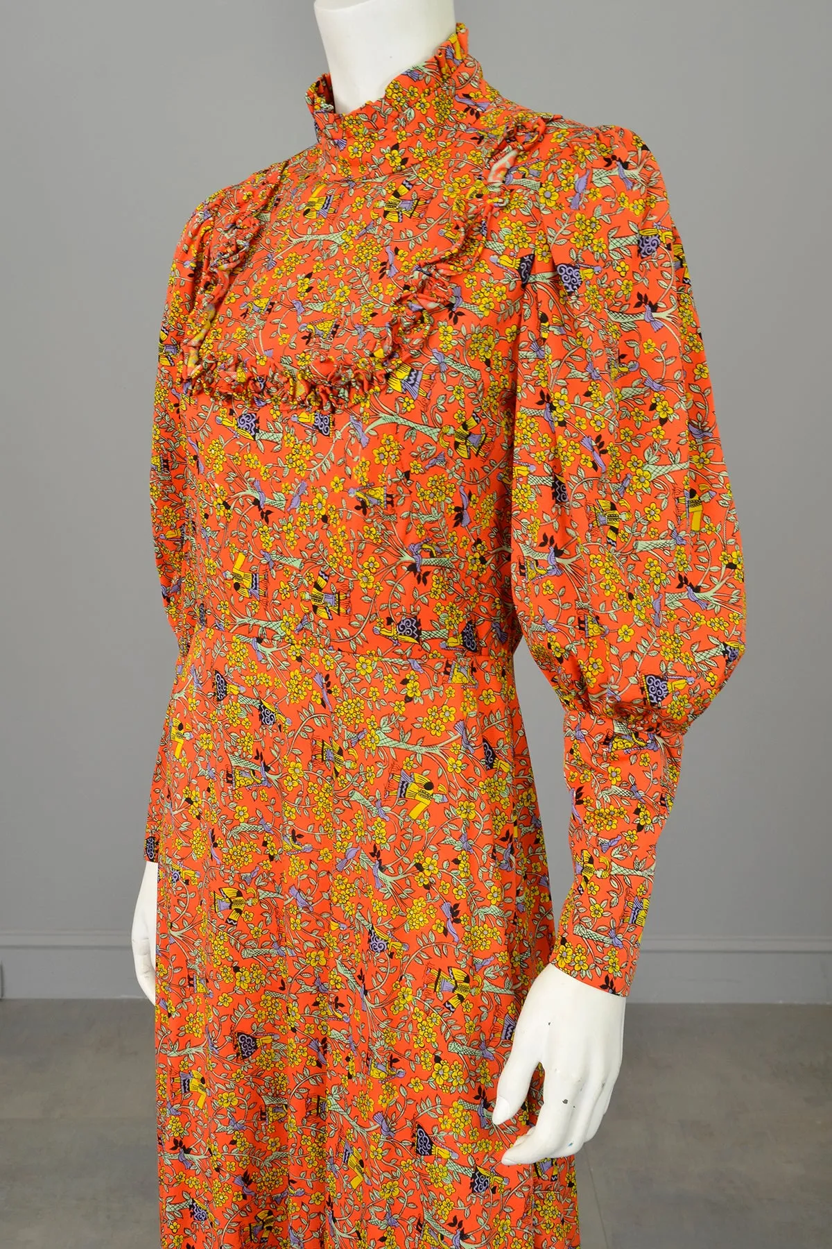 1970s Novelty Folk Print Vintage Folklore Peasant Prairie Dress w Mutton Sleeves and Ruffles