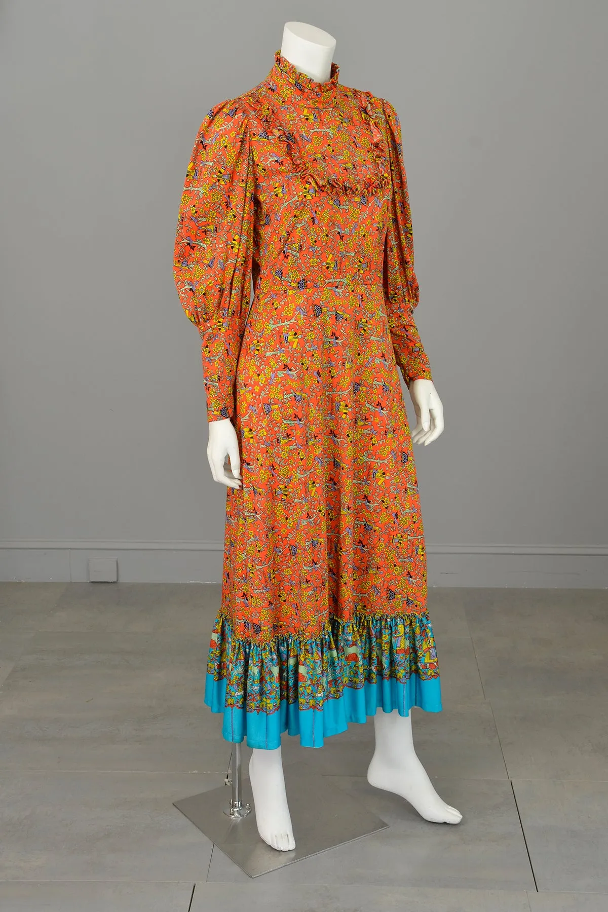 1970s Novelty Folk Print Vintage Folklore Peasant Prairie Dress w Mutton Sleeves and Ruffles