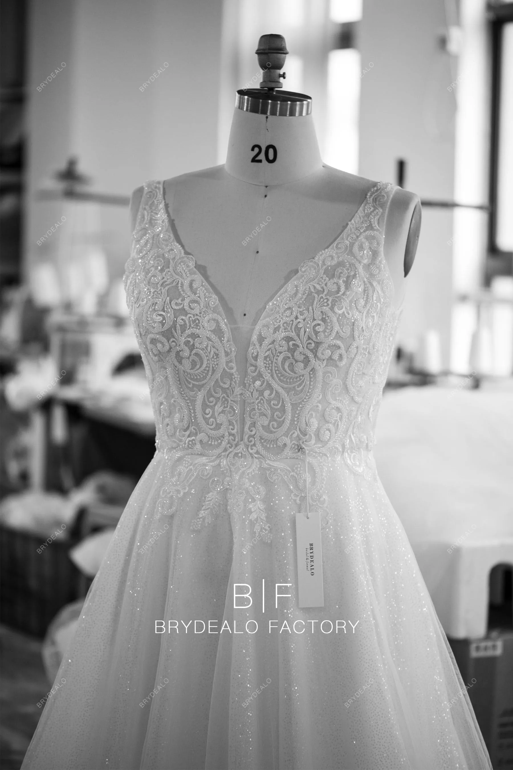 Plus Size Sleeveless Court Train Spring Lace Tulle Bridal Gown